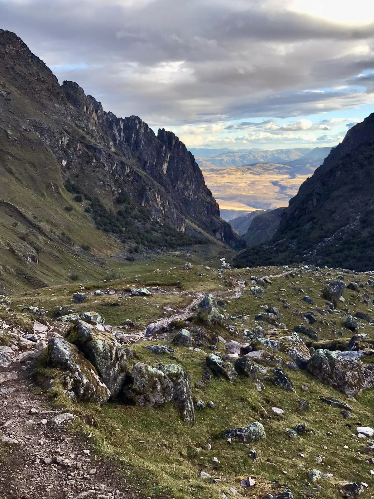 Sendero rocoso descendiendo hacia el valle, Cusco