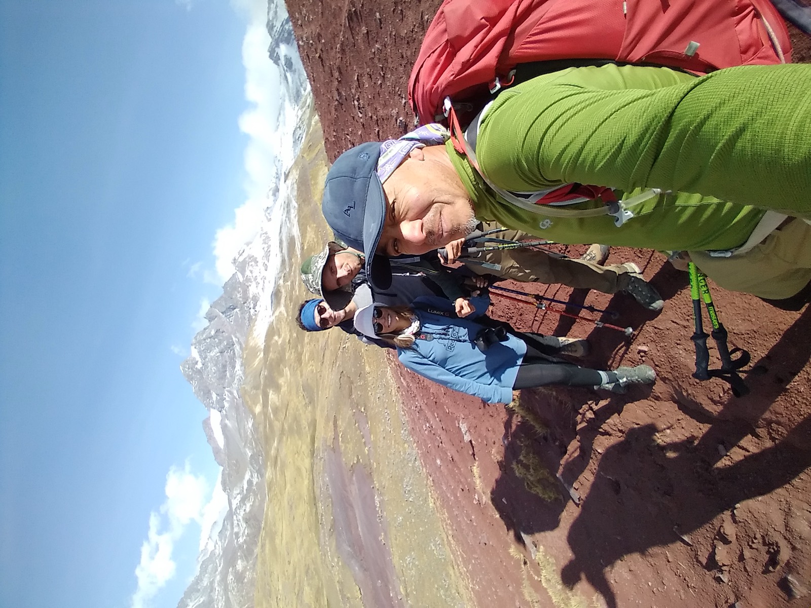 Grupo de caminantes en terreno rocoso, ruta Ausangate