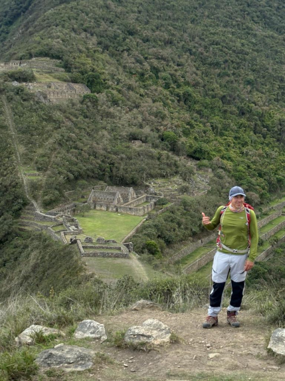Caminantes en una ruta de montaña en Cusco